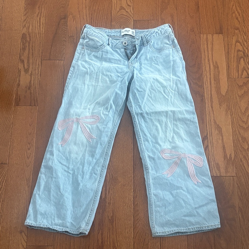 Abercrombie Girls Light Blue Jeans with Pink Bow Details Size 11/12 Short